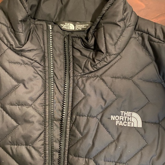 Women’s Northface quilted jacket - Picture 3 of 5
